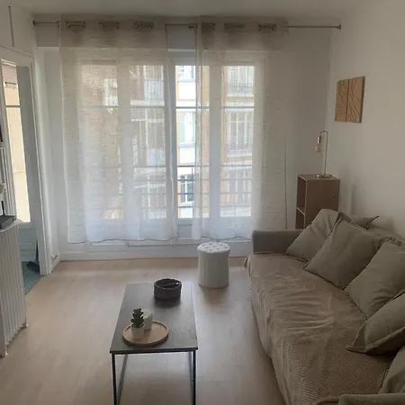 Porte Maillot Apartment